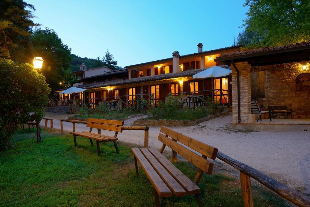 Gasthaus Le Querce Di Assisi Piano Delle Pieve Exterior foto